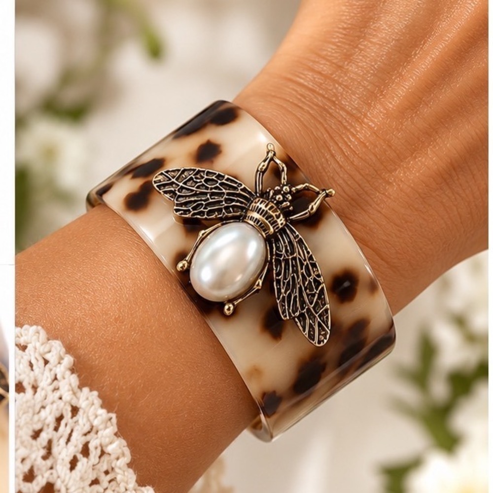 Tortoise Pattern Resin Honey Bee Cuff Bracelet Faux Pearl Gold Tone Wide Bangle